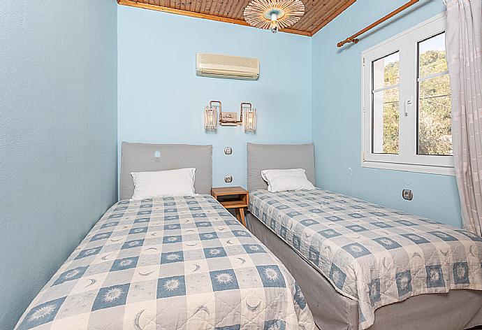 Twin bedroom with A/C . - Limani . (Photo Gallery) }}