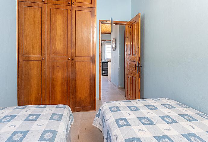 Twin bedroom with A/C . - Limani . (Galleria fotografica) }}