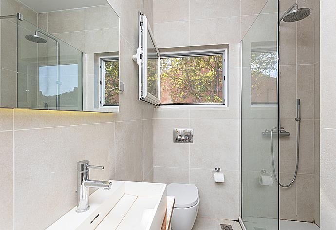 Family bathroom with shower . - Limani . (Galerie de photos) }}