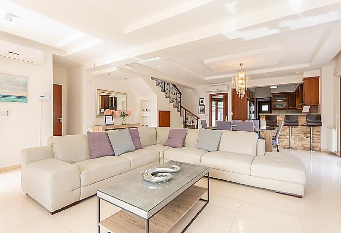 Open-plan living room with sofas, dining area, kitchen, ornamental fireplace, A/C, WiFi internet, and satellite TV . - Villa Kalizoni . (Galería de imágenes) }}