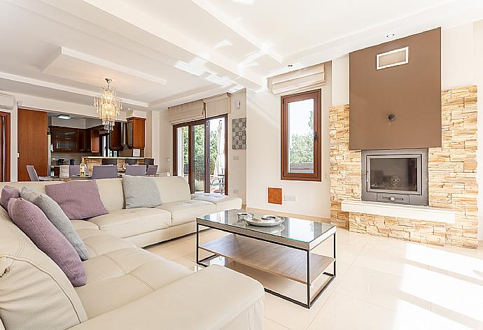 Open-plan living room with sofas, dining area, kitchen, ornamental fireplace, A/C, WiFi internet, and satellite TV . - Villa Kalizoni . (Galería de imágenes) }}