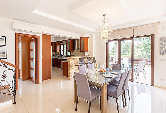 Open-plan living room with sofas, dining area, kitchen, ornamental fireplace, A/C, WiFi internet, and satellite TV . - Villa Kalizoni . (Fotogalerie) }}