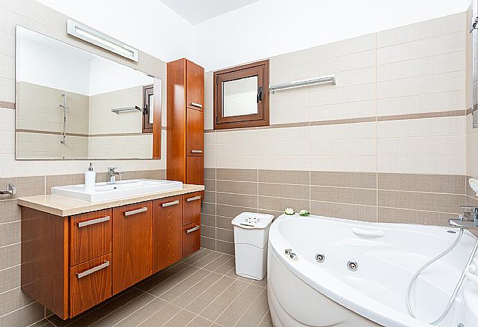 Family bathroom with spa bath and shower . - Villa Kalizoni . (Fotogalerie) }}