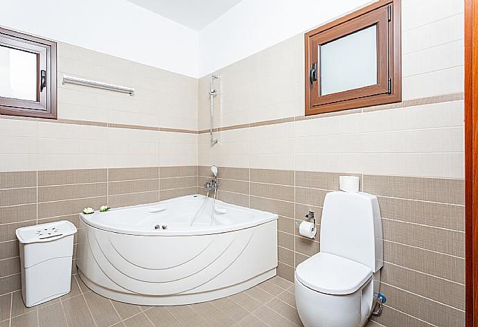 Family bathroom with spa bath and shower . - Villa Kalizoni . (Fotogalerie) }}