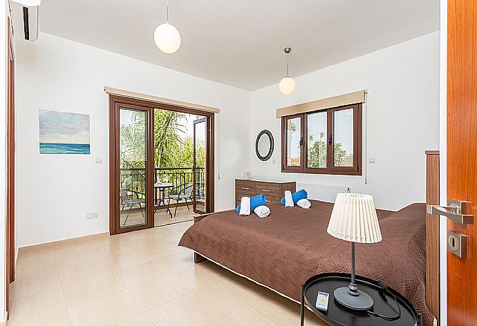 Double bedroom with en suite bathroom, A/C, and balcony access . - Villa Kalizoni . (Galerie de photos) }}