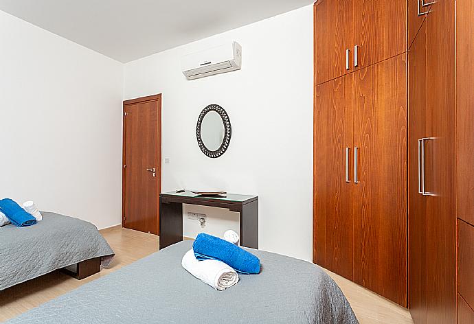 Twin bedroom with A/C . - Villa Kalizoni . (Galería de imágenes) }}