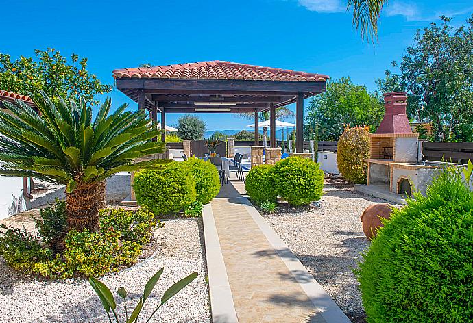 Terrace area and garden . - Villa Kalizoni . (Galería de imágenes) }}