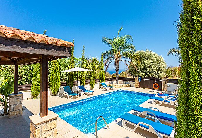 Private pool, terrace, and garden with sea views . - Villa Kalizoni . (Galerie de photos) }}