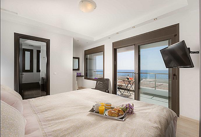 Double bedroom with en suite bathroom, A/C, TV, and balcony with panoramic sea views . - Villa Metis . (Photo Gallery) }}