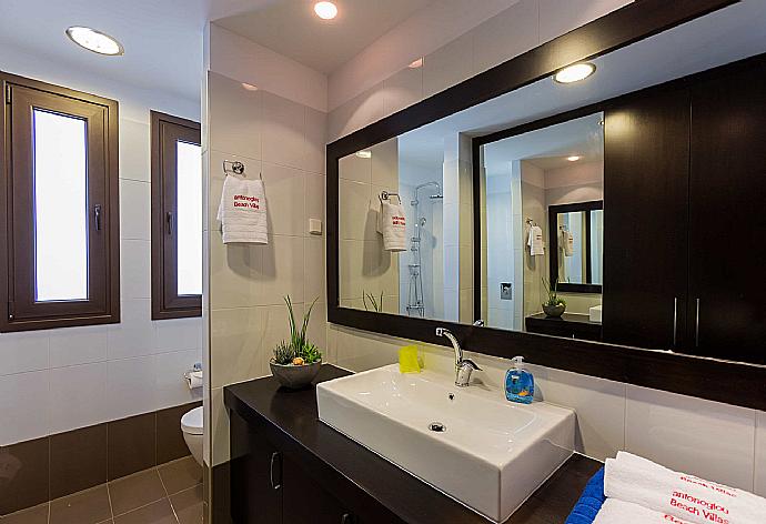 En suite bathroom with shower . - Villa Metis . (Photo Gallery) }}