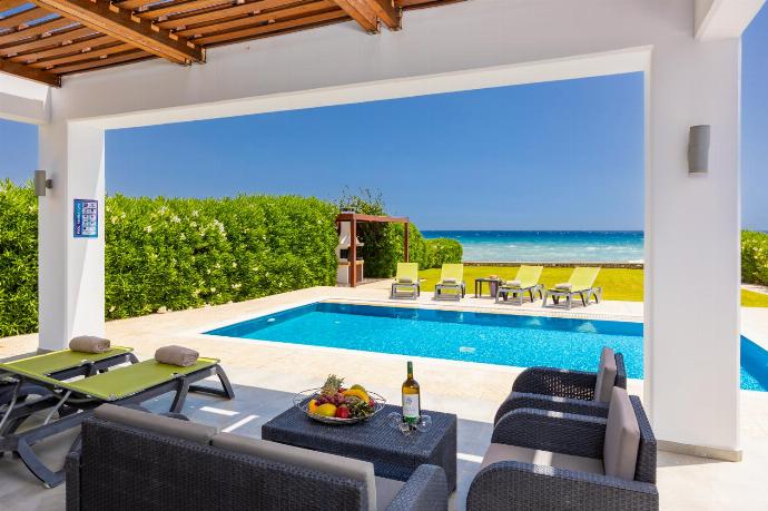 Sheltered terrace area . - Villa Metis . (Photo Gallery) }}