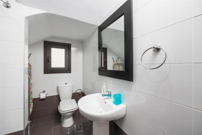 Family bathroom with shower . - Villa Metis . (Photo Gallery) }}