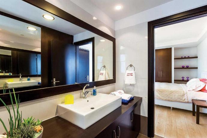 En suite bathroom with shower . - Villa Tsampikos . (Photo Gallery) }}