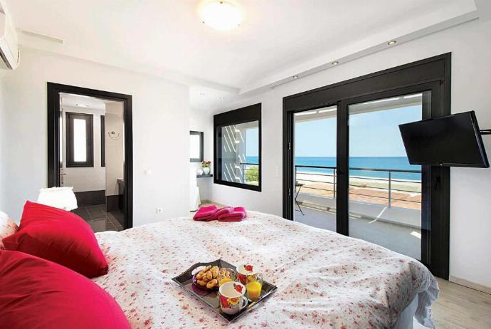 Double bedroom with en suite bathroom, A/C, TV, and balcony with panoramic sea views . - Villa Tsampikos . (Fotogalerie) }}