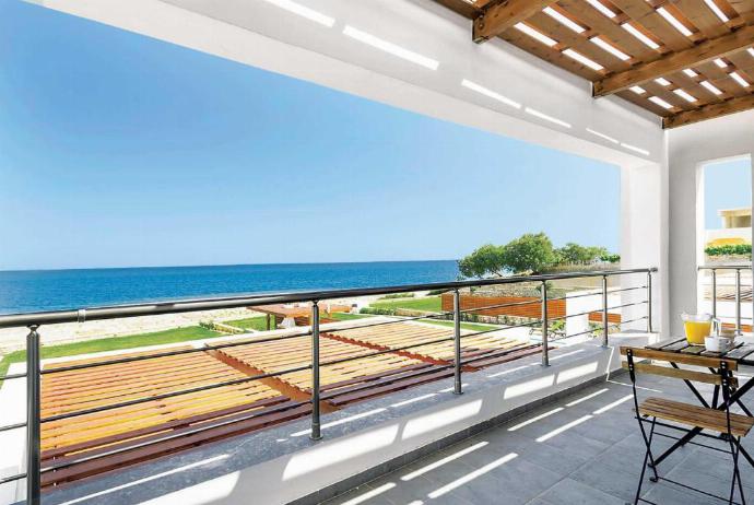 Balcony with panoramic sea views . - Villa Tsampikos . (Fotogalerie) }}