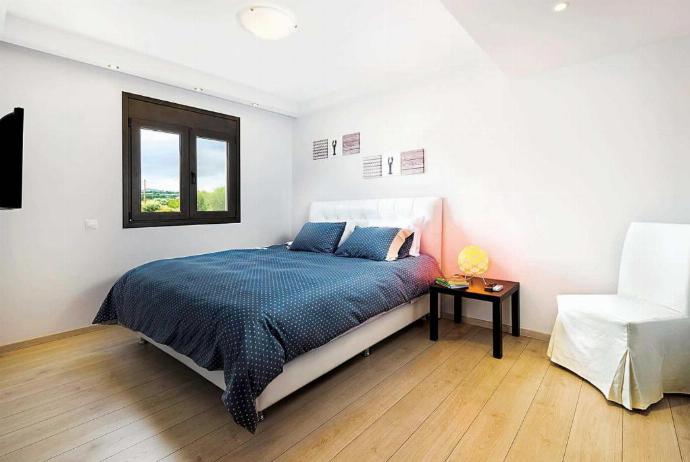 Double bedroom with A/C . - Villa Tsampikos . (Photo Gallery) }}