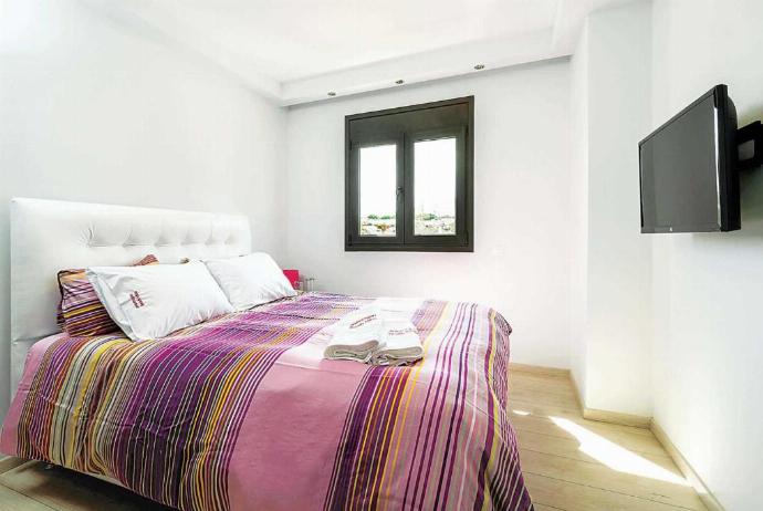 Double bedroom with A/C . - Villa Tsampikos . (Photo Gallery) }}