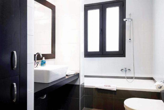 Family bathroom with bath . - Villa Tsampikos . (Photo Gallery) }}