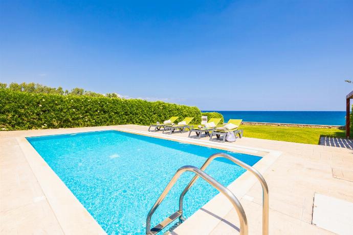 Private pool, terrace, and garden with panoramic sea views . - Villa Tsampikos . (Галерея фотографий) }}