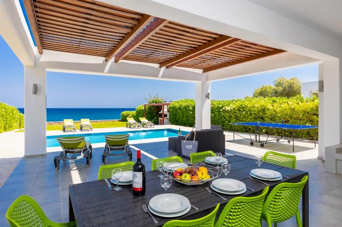 Sheltered terrace area . - Villa Tsampikos . (Galleria fotografica) }}