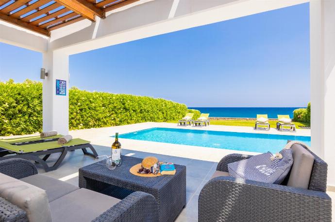 Sheltered terrace area . - Villa Tsampikos . (Galleria fotografica) }}
