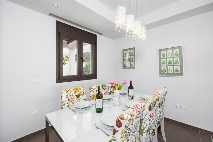 Open-plan living room with sofas, dining area, kitchen, ornamental fireplace, A/C, WiFi internet, satellite TV, and sea views . - Villa Tsampikos . (Galleria fotografica) }}