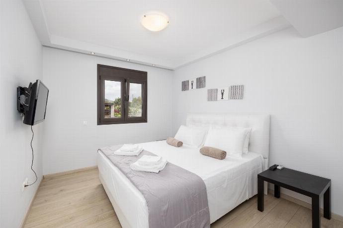 Double bedroom with A/C and TV . - Villa Tsampikos . (Galleria fotografica) }}