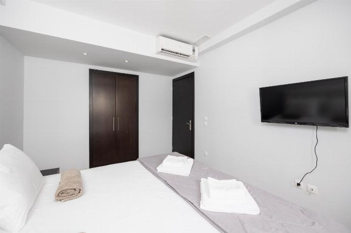 Double bedroom with A/C and TV . - Villa Tsampikos . (Galleria fotografica) }}