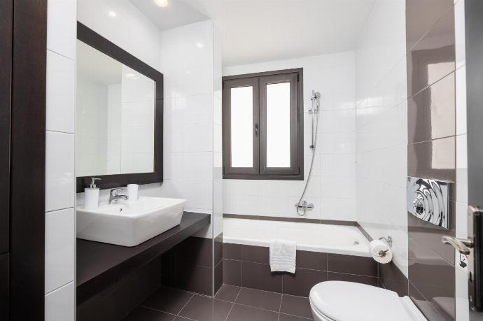 Family bathroom with bath and shower . - Villa Tsampikos . (Galleria fotografica) }}