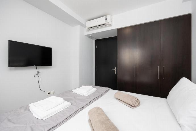 Double bedroom with A/C and TV . - Villa Tsampikos . (Galleria fotografica) }}