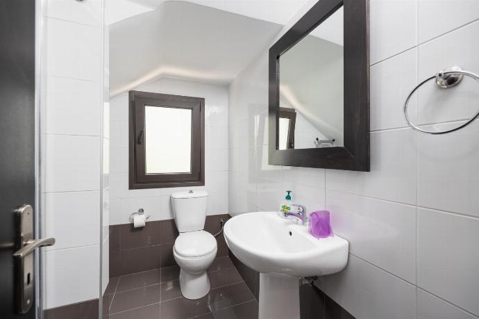Family bathroom with shower . - Villa Tsampikos . (Galleria fotografica) }}