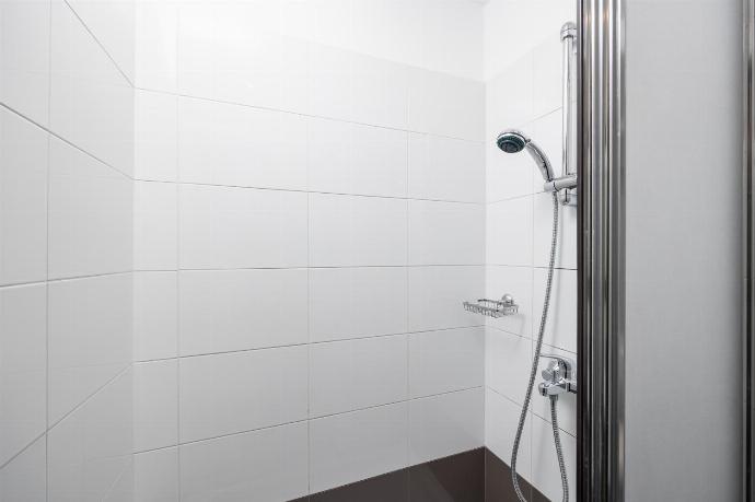 Family bathroom with shower . - Villa Tsampikos . (Galleria fotografica) }}