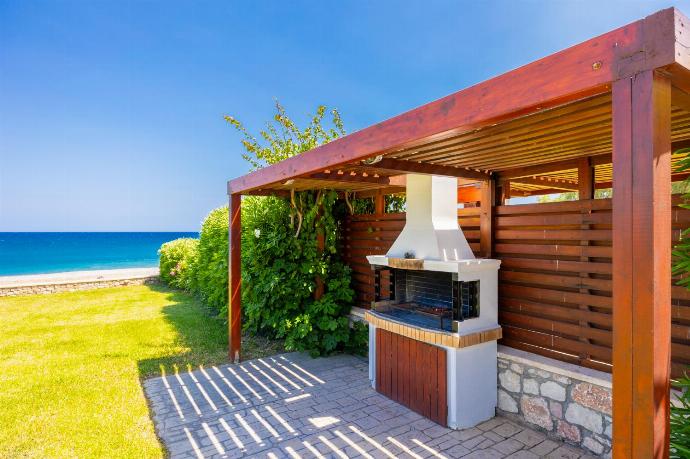 BBQ area . - Villa Tsampikos . (Galleria fotografica) }}
