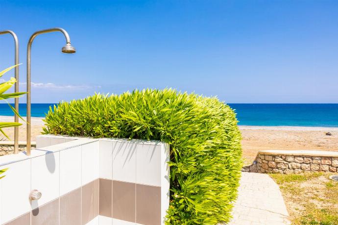 Outdoor shower . - Villa Tsampikos . (Galleria fotografica) }}