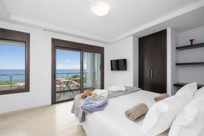  . - Villa Tsampikos . (Photo Gallery) }}