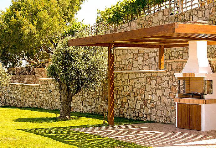 Outdoor area with BBQ . - Villa Dionysos . (Galería de imágenes) }}