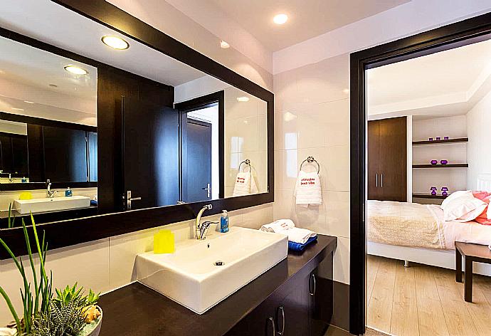 En suite bathroom with shower . - Villa Dionysos . (Photo Gallery) }}