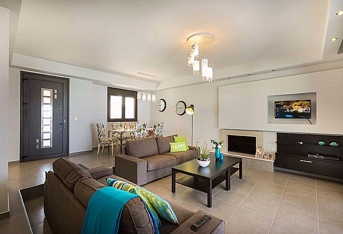 Open plan living room with WiFi, TV, DVD player,ornamental fire place and terrace access . - Villa Dionysos . (Galleria fotografica) }}