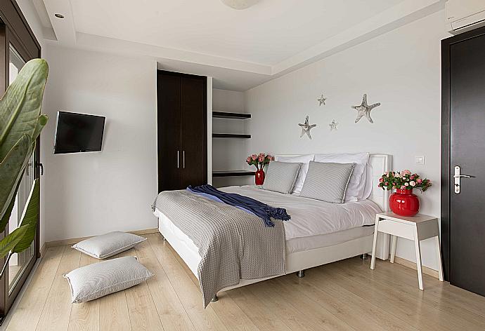 Double bedroom with terrace access and TV . - Villa Dionysos . (Galería de imágenes) }}