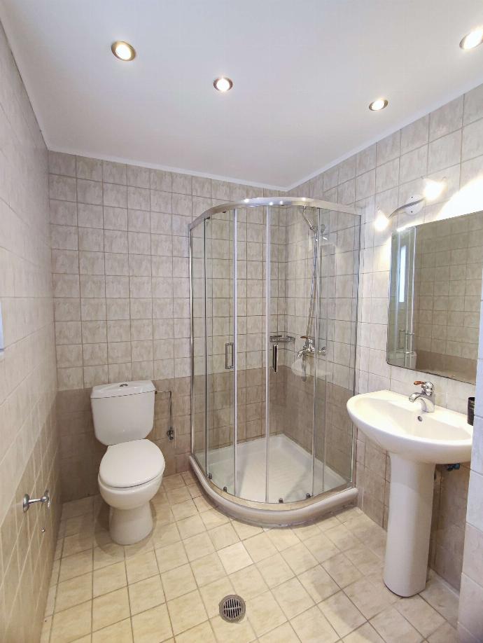 Family bathroom with shower . - Villa Dionysos . (Photo Gallery) }}