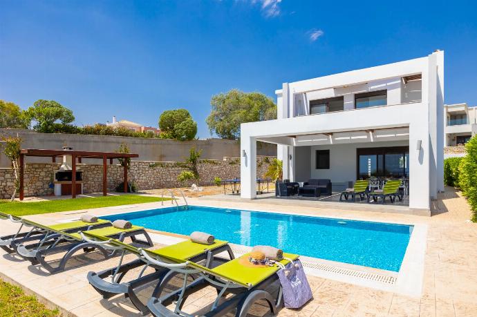 Beautiful villa with private pool, terrace, and garden with panoramic sea views . - Villa Dionysos . (Galería de imágenes) }}