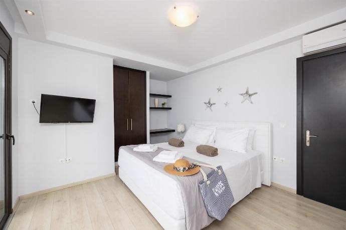 Double bedroom with en suite bathroom, A/C, TV, and sea views . - Villa Dionysos . (Photo Gallery) }}