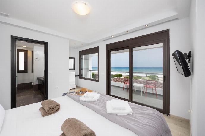 Double bedroom with en suite bathroom, A/C, TV, and sea views . - Villa Dionysos . (Photo Gallery) }}