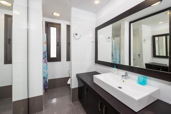 En suite bathroom with shower . - Villa Dionysos . (Photo Gallery) }}