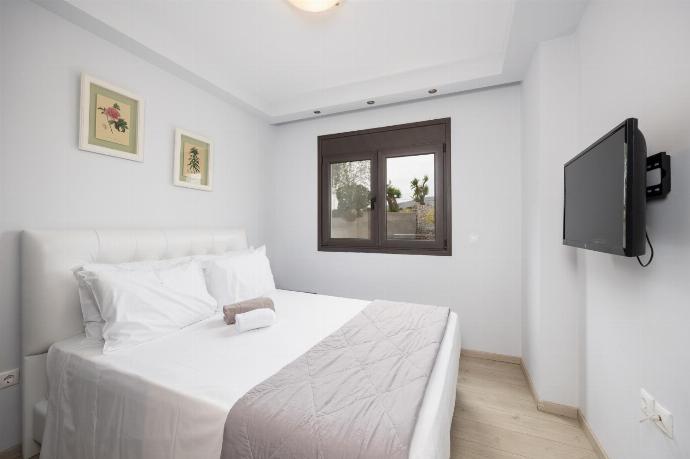 Double bedroom with A/C and TV . - Villa Dionysos . (Photo Gallery) }}