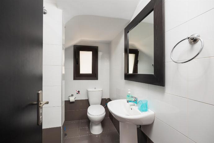 Family bathroom with shower . - Villa Dionysos . (Photo Gallery) }}