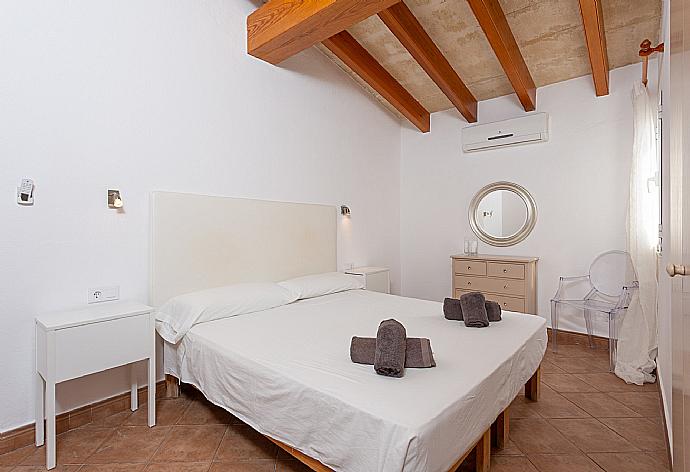 Double bedroom with en suite bathroom and A/C . - Villa Mar . (Galerie de photos) }}