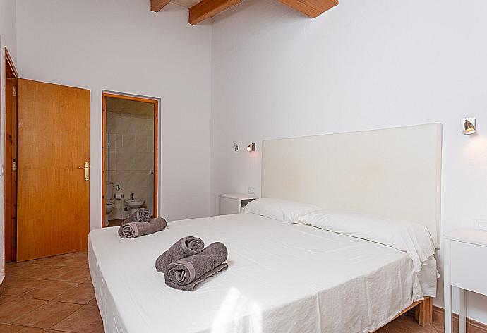 Double bedroom with en suite bathroom and A/C . - Villa Mar . (Photo Gallery) }}