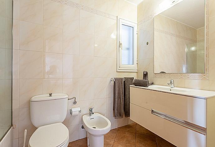 En suite bathroom with bath and shower . - Villa Mar . (Fotogalerie) }}