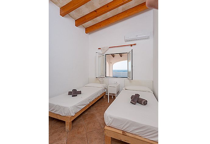 Twin bedroom with A/C and sea views . - Villa Mar . (Галерея фотографий) }}